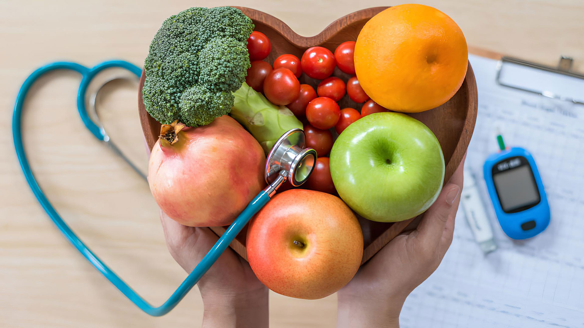 Taça com frutas e legumes